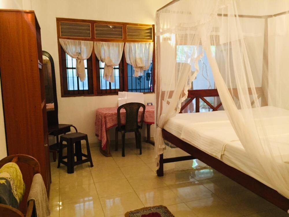 Ameesha Guesthouse Unawatuna Ruang foto
